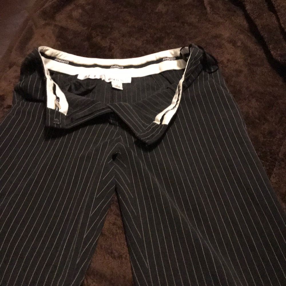 Black w/gold stripes. No damage True to size fit.